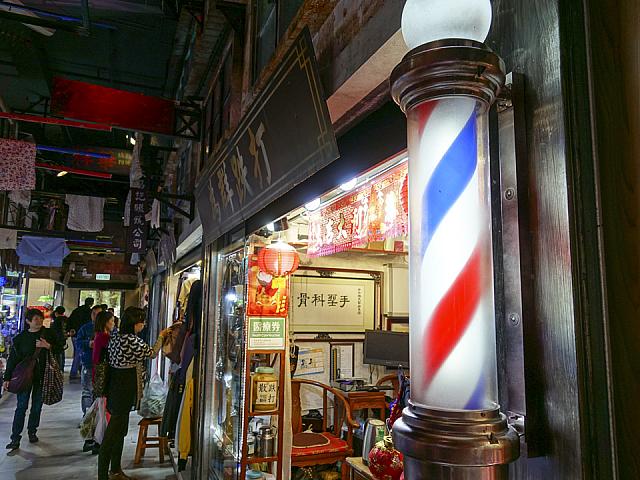 床屋さんもインテリアだけではなく、ちゃんと営業中