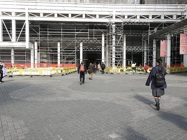 2017年1月現在、Citygate Outletsが一部改装中でこのような外観ですが、まっすぐ進むとビルの下がバスターミナルになっています