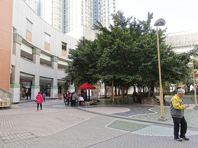 バス停すぐのところに広場があり、左方向へ進みます