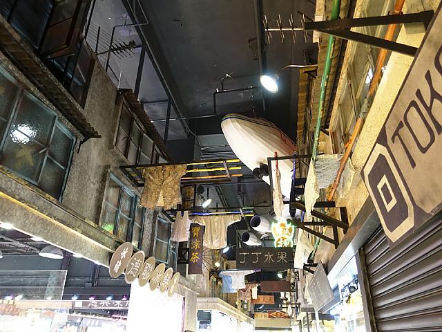 啓徳空港時代の名物、九龍城上空をまじかに飛ぶ飛行機