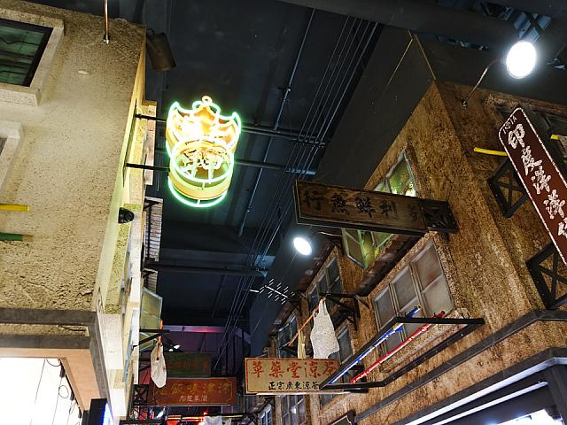 昔は多かった質屋の看板も今では懐かしいものへ