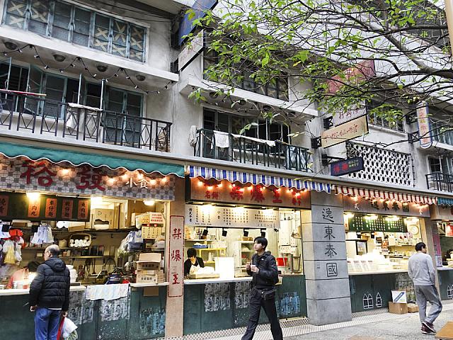 外にある飲食店の上にも唐樓風装飾で雰囲気を出しています