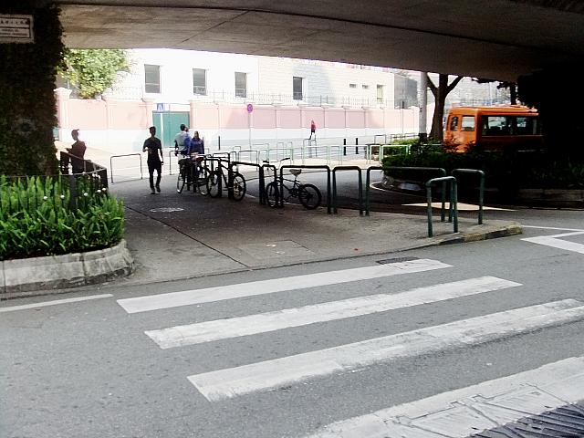 再び交差点を渡りまっすぐ進みます
