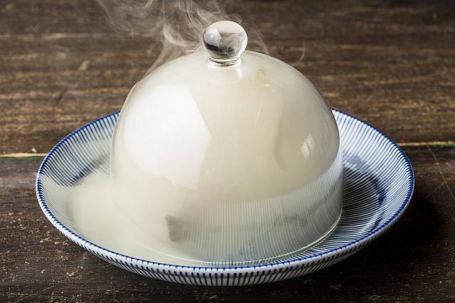 煙に包まれた煙燻黑鱈魚（Signature Smoked Black Cod）