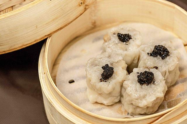 黒豚肉松露鵪鶉蛋焼売（Soft Quail Egg, Iberico Pork, Black Truffle Siu Mai）