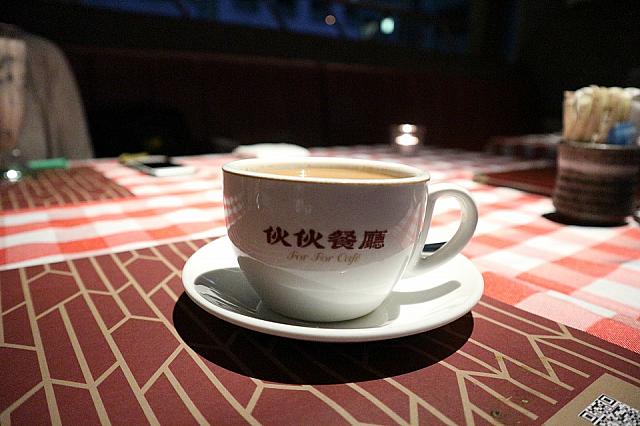 お店のロゴ入りカップでサーブされるコーヒー