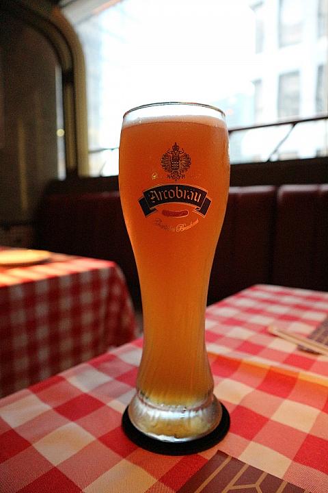 勿論ビールにワインといったアルコールもあります。
