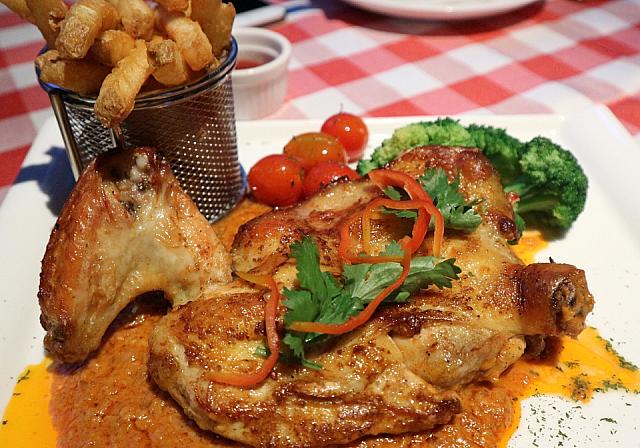 ナビが大好きなアフリカン・チキン。スパイシーでコクがあり、柔らかくて大満足。