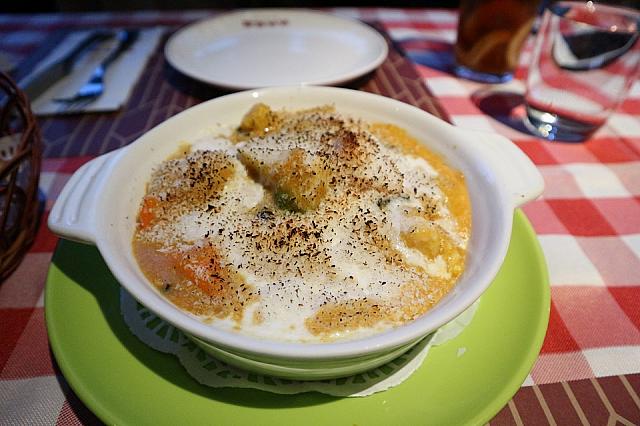 ベイクド・ベジタブル。アツアツで、野菜の甘味がたっぷり。ソースも美味。