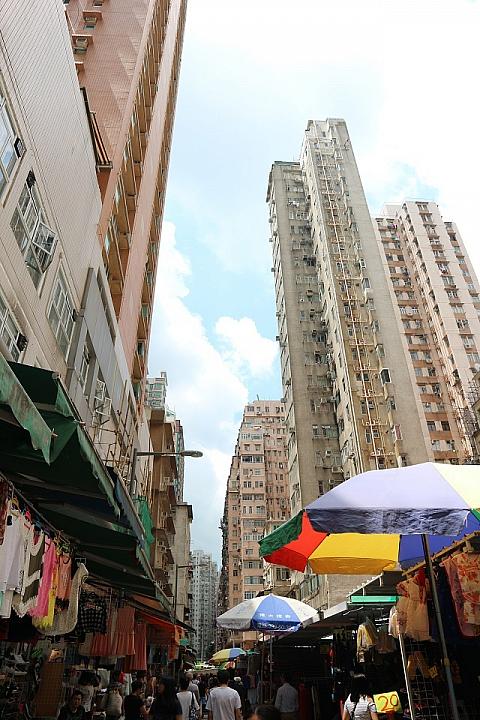 5.駅を出ると、目の前が馬寶道です。古い下町の高層ビルに囲まれた露店通りを真っ直ぐ歩いてください