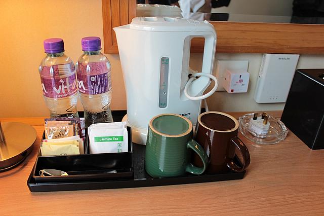 無料の水、ポット、お茶が用意されています