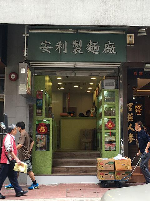 お店の入り口を正面から見るとこんな様子です。小さなお店ですから、お見逃しなく。