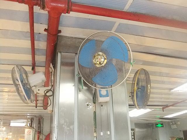 クーラーもありますが、扇風機が時代を感じさせてくれます
