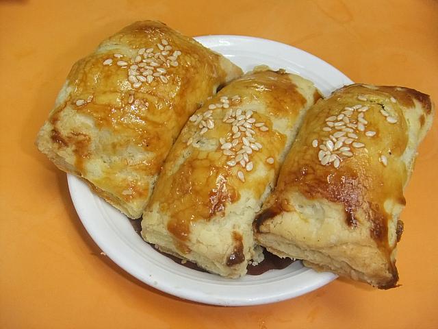 咖喱中肉酥は見た目は普通のパイのような感じです