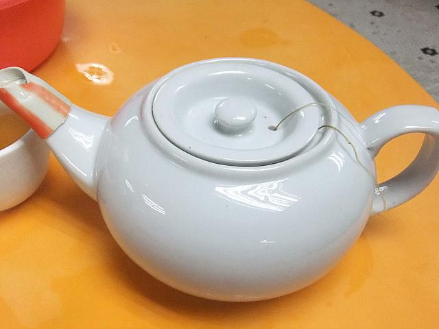 お茶も運ばれてきます