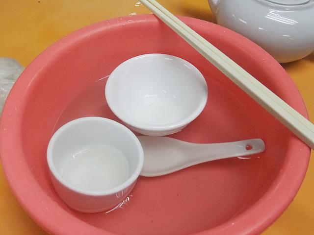 お湯に入ってきた食器類