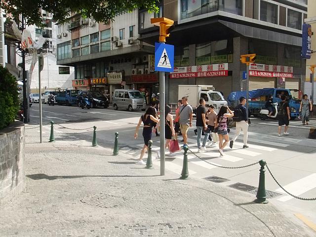 横断歩道が現れるので渡ります。渡りきったら右に曲がります
