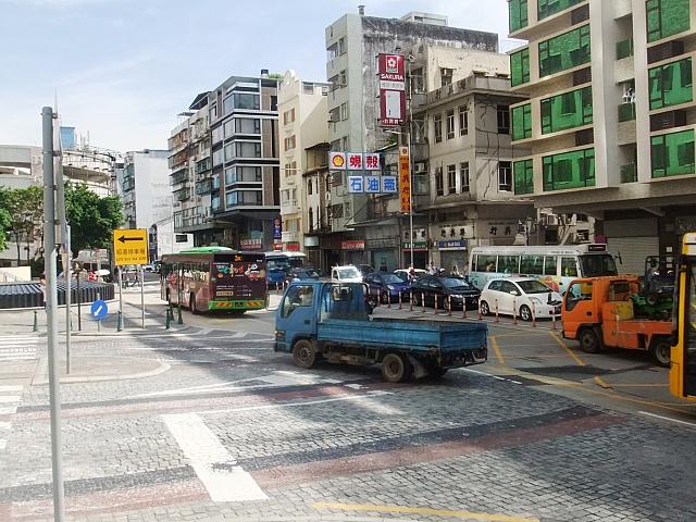 ホテルを左手（＝道路は右側）に北に向かいます