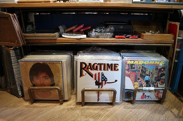 今や貴重品のレコード！店内はレコードプレイヤーを利用して音楽が流れていますが、やっぱりレコードの音って深みがあって良いですね。ジャケ買いして部屋に飾るだけでも十分OK!　