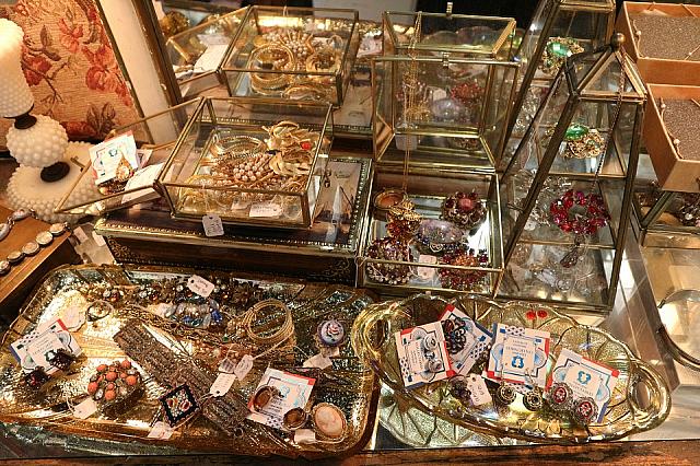ビンテージアクセサリー。普段使いのからちょっとしたお出かけにつけられるものまで。見ているだけで夢いっぱい