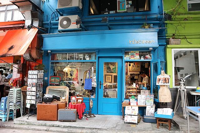 鮮やかなブルーが目を引くお店の外観