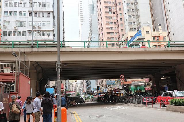 4.交差点から少し歩くと、目の前に高架道路が見えてきます。この高架下を通りぬけて、もう少し真っ直ぐ歩きます。