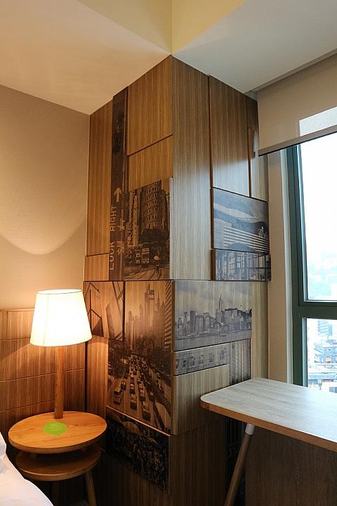 こちらの部屋はベット脇の壁にさりげなくインテリアとして取り入れられています。