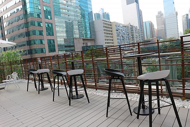 お昼休みや会社帰りは屋外でコーヒーを飲みながらゆっくりしましょう。