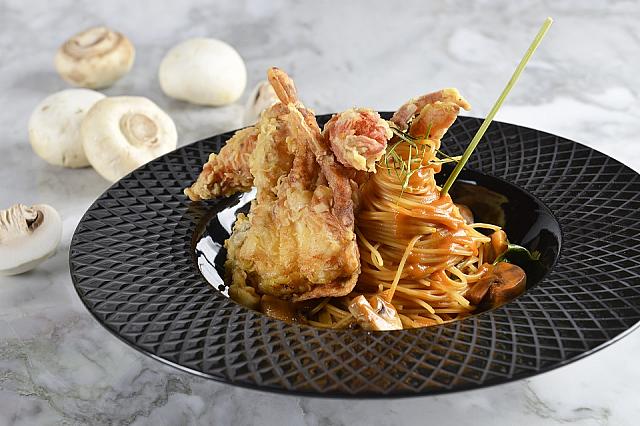 Tom yum angel hair, soft shell crab (エンジェル・ヘアのパスタ、トムヤムクン味）。