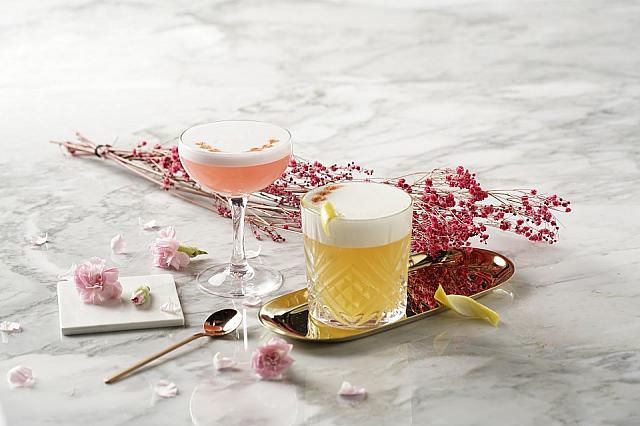 Egg Sour(エッグ・サワー)。卵白を使って泡立てたカクテル。フレーバーはお好きなものを指定できます。