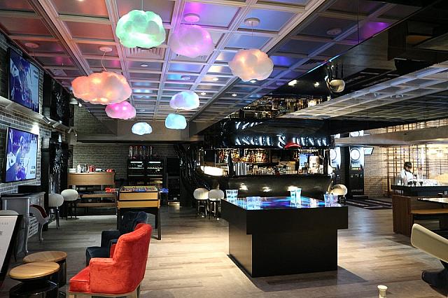 バーエリアの周りは、とってもお洒落。ナビは、このポップでカラフルな照明がツボでした。