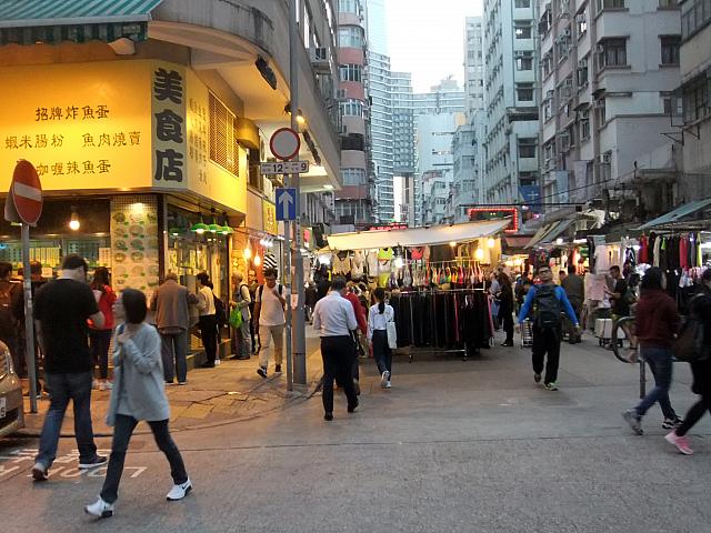 2つ目の交差点を過ぎると道の中に服などを売る屋台街がありますが、左側の店の裏と建物の間を進んでください