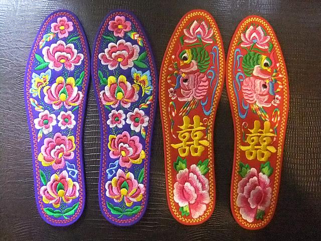 中敷きにも刺繍がされています