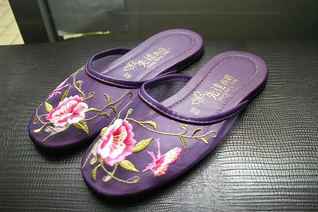 メッシュの素材を使ったスリッパ（138～150ドル）