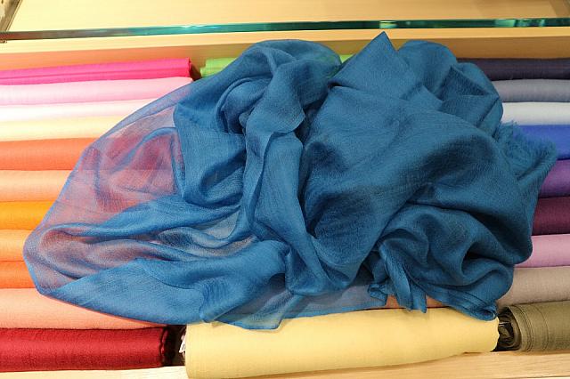 こちらは最新の薄手ストール。これなら季節を問わずに使えそう。とっても軽いし色鮮やかで手触りも抜群。