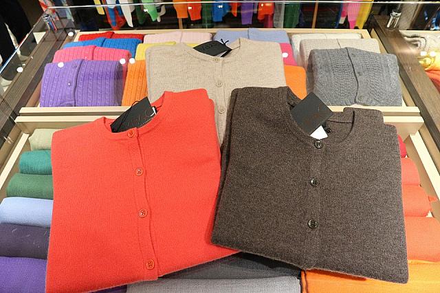 日本人に人気、カシミアのカーデガン（厚手・丸首）HKD1550-/1枚