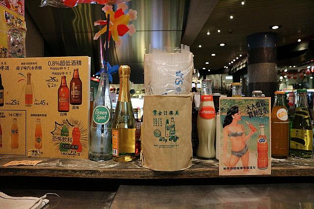 その場で飲むこともできます。こんなレトロな広告が置いてあるんですよ
