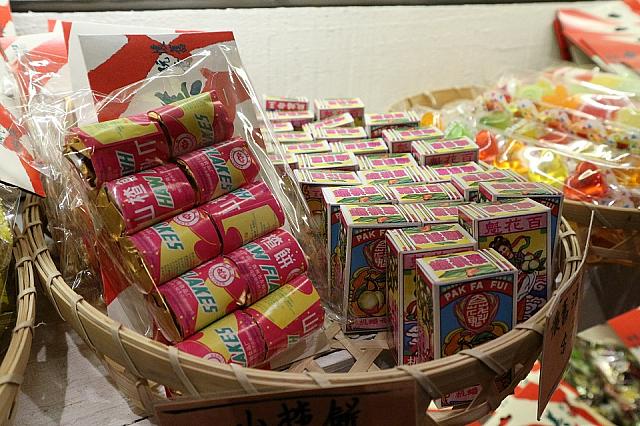 中国やマカオのお菓子もあります