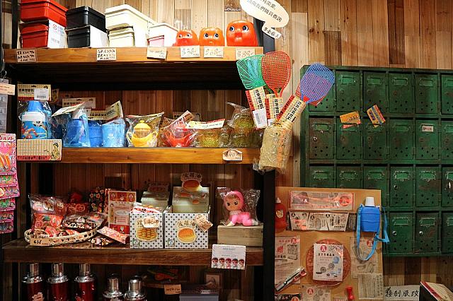 左の棚に紅Aとのコラボ商品があります
