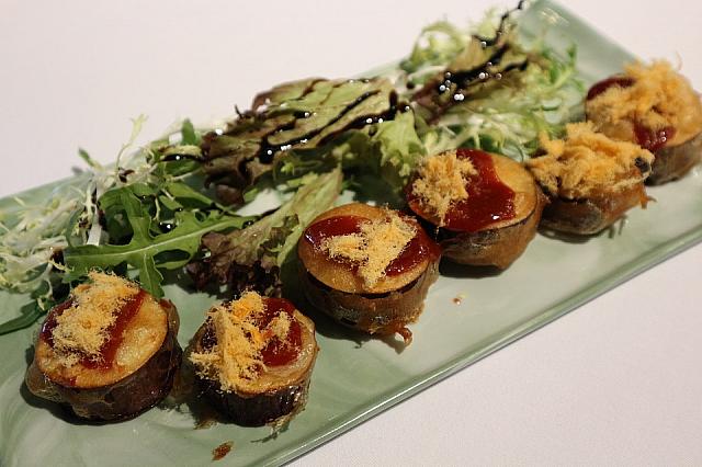 酥皮茄子（ナスのポークフロスがけ）。斬新なお料理でした！ナスにポークフロスが合うなんて！