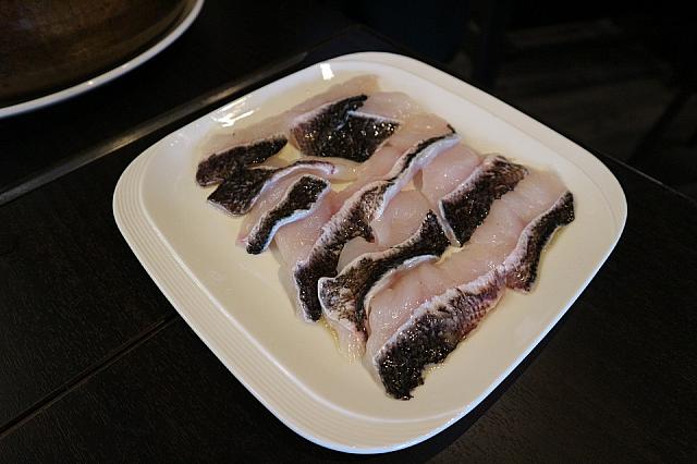 2.鍋とスープの中身の魚や野菜が別々に出てきます