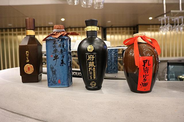 こちらはバーカウンターにあったお酒。珍しそうなものが揃っています