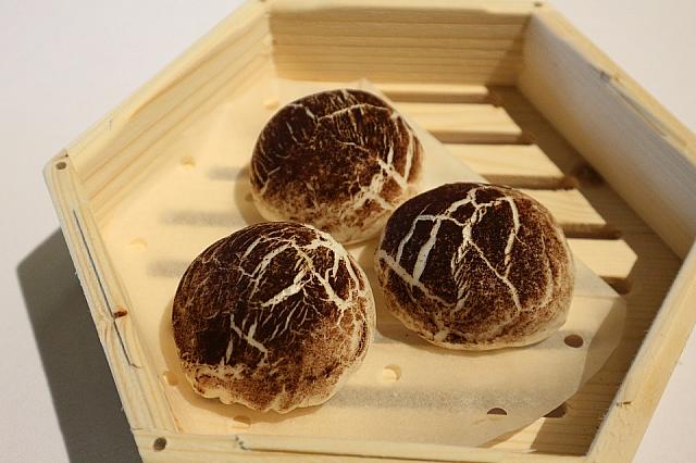 松茸蘑茹包（ヒメマツタケ入りのマッシュルームパン）。まるで松茸そのままの外見！