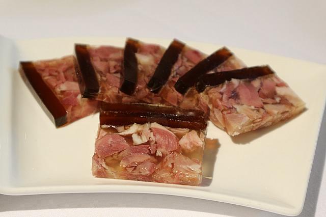 醋汁水晶肴肉（ポークに酢をかける前菜）。どうせ酢をかけるなら、酢と一緒に食べられるように・・・と考えられたお店のオリジナル料理。ビネガーのゼリーのとポークが一緒になりました