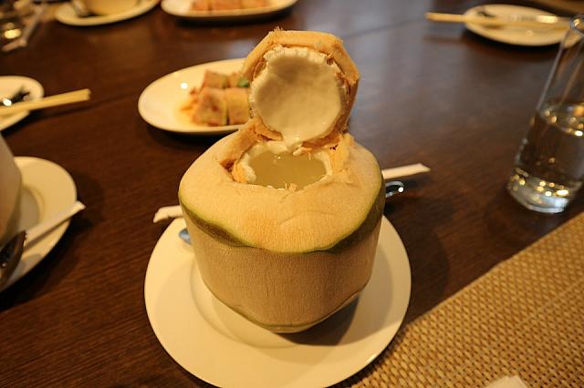 ココナツジュース(FRESH YOUNG COCONUT)。