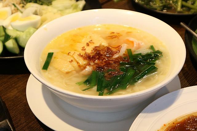 勿論 麺類も種類豊富。辛いもの・辛くないもの・汁あり･汁なし。メニューを見ても想像つかない時は、スタッフさんにおススメを聞いてみましょう！