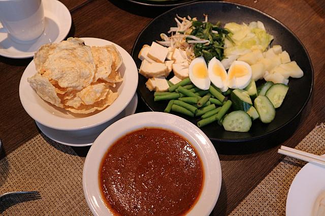 ガドガド（GADO GADO)。温野菜に甘辛いピーナッツ・ソースをつけて食べるもの。ナビは初めて頂きましたが、癖になる美味しさでした。