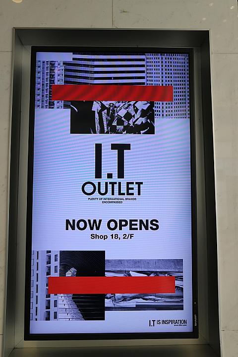 入り口の看板では入居店の案内がされています。