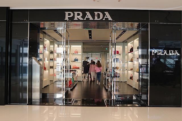 PRADA （プラダは広いので、入り口が2ヶ所あります）