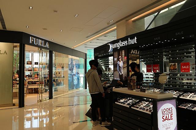 SUNGLASS HUT